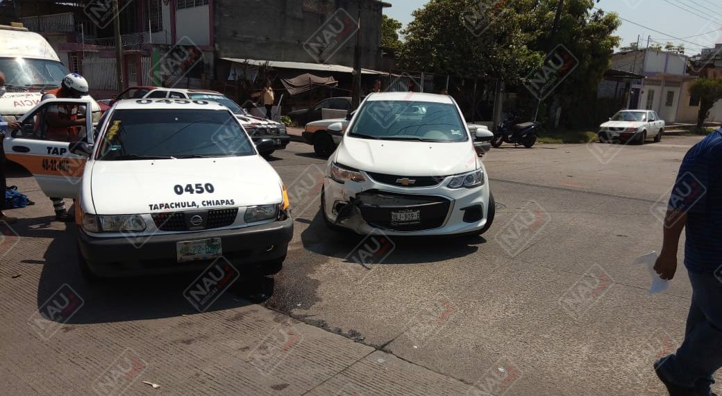 Atienden a dos personas lesionadas en accidente