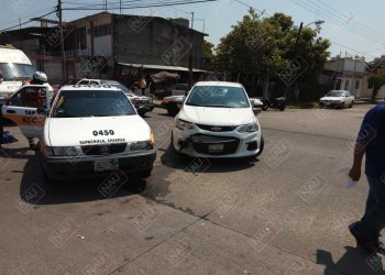 Atienden a dos personas lesionadas en accidente