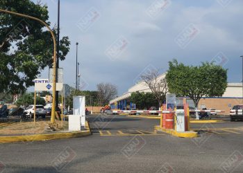 Roban más de 15 mil pesos de un vehículo