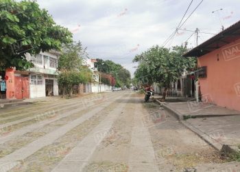 Asaltantes se roban motocicleta con lujo de violencia