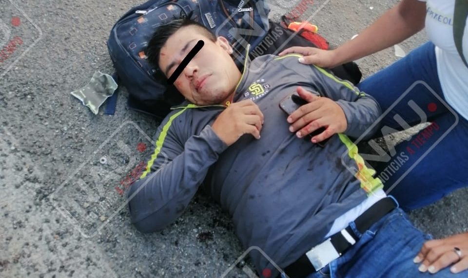 Dos marinos lesionados al chocar contra un automóvil