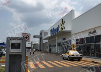 Roban computadora de un vehículo en plaza galerías