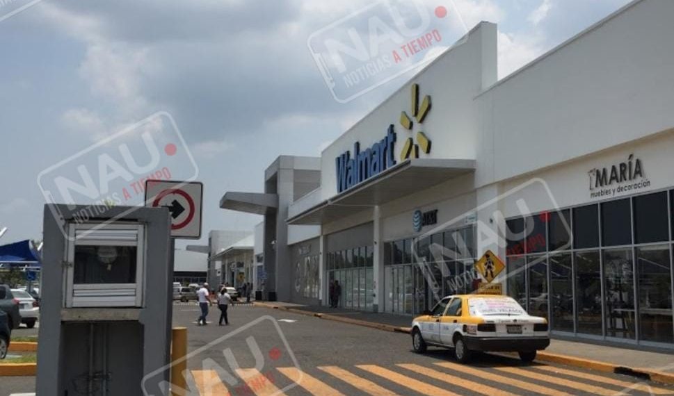 Roban computadora de un vehículo en plaza galerías