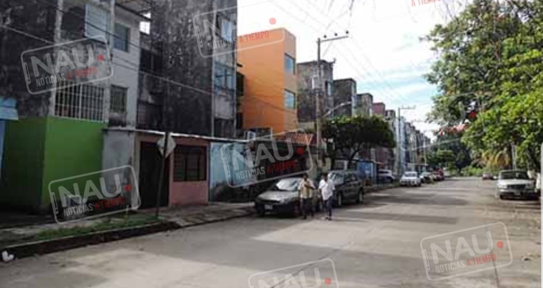 Delincuentes asaltan a una familia en la puerta de su casa