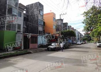 Delincuentes asaltan a una familia en la puerta de su casa