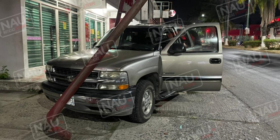 Abandonan camioneta que chocó contra espectacular