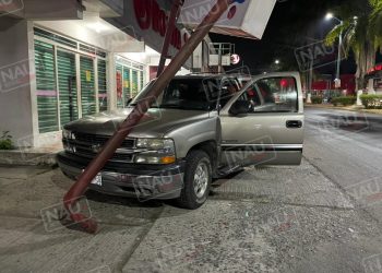 Abandonan camioneta que chocó contra espectacular