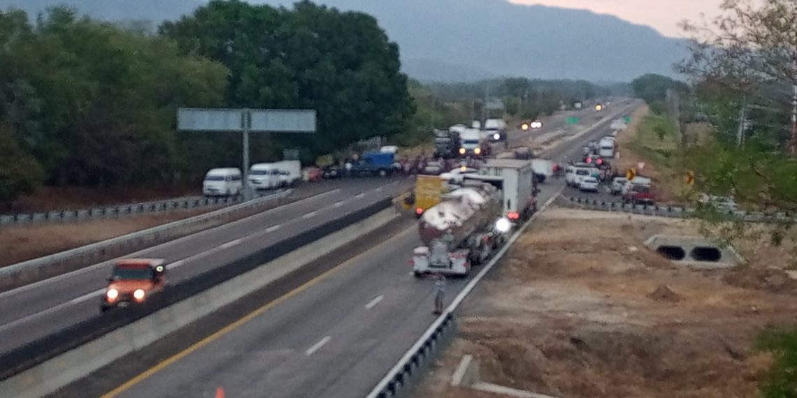 Bloquean carretera costera en Tonalá
