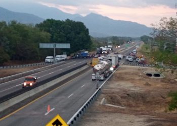 Bloquean carretera costera en Tonalá