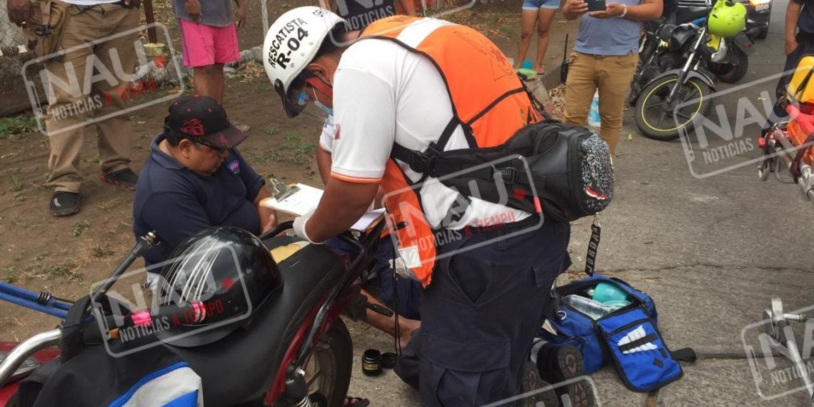 Motociclista lesionado al chocar contra un rollo de malla de construcción