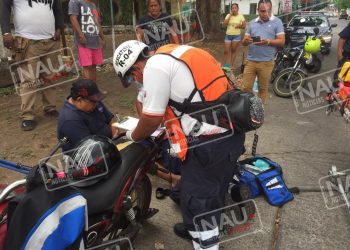 Motociclista lesionado al chocar contra un rollo de malla de construcción