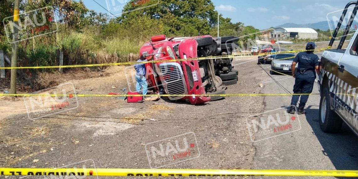 Vuelca tráiler en la curva del diablo en Huixtla