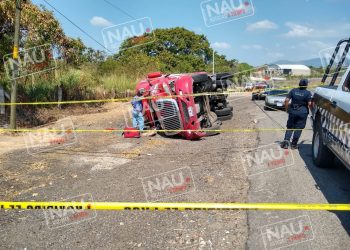Vuelca tráiler en la curva del diablo en Huixtla