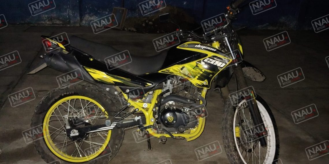 Abandonan motocicleta camino a la pita