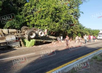 Vuelca tráiler cargado de losetas con destino a Tapachula