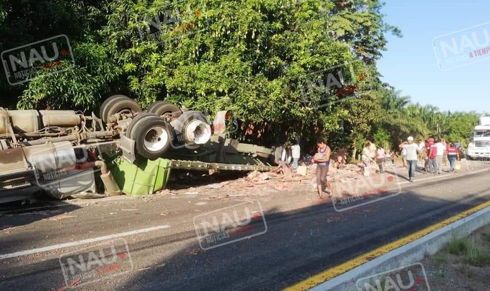 Vuelca tráiler cargado de losetas con destino a Tapachula