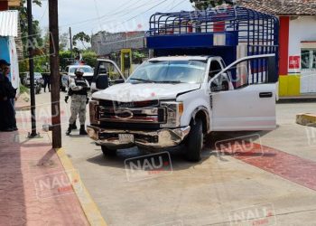 GN detiene a conductor que ocasionó daños a un negocio, una motocicleta y dos postes.