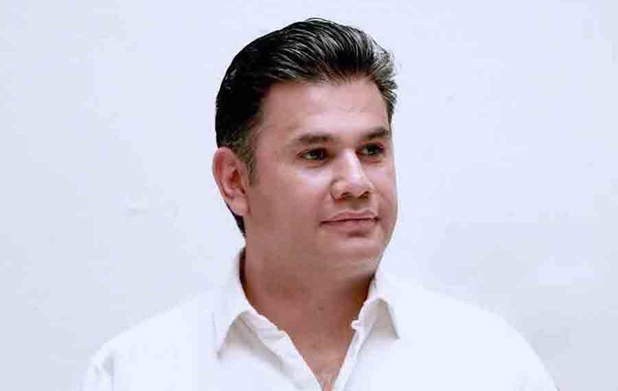 Gallina que come huevo