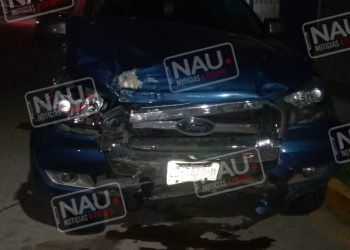 Abandonan camioneta tras chocar contra una colectiva