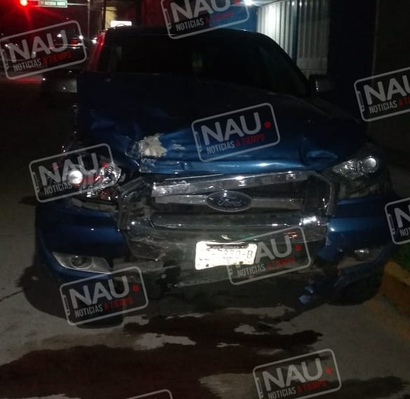 Abandonan camioneta tras chocar contra una colectiva