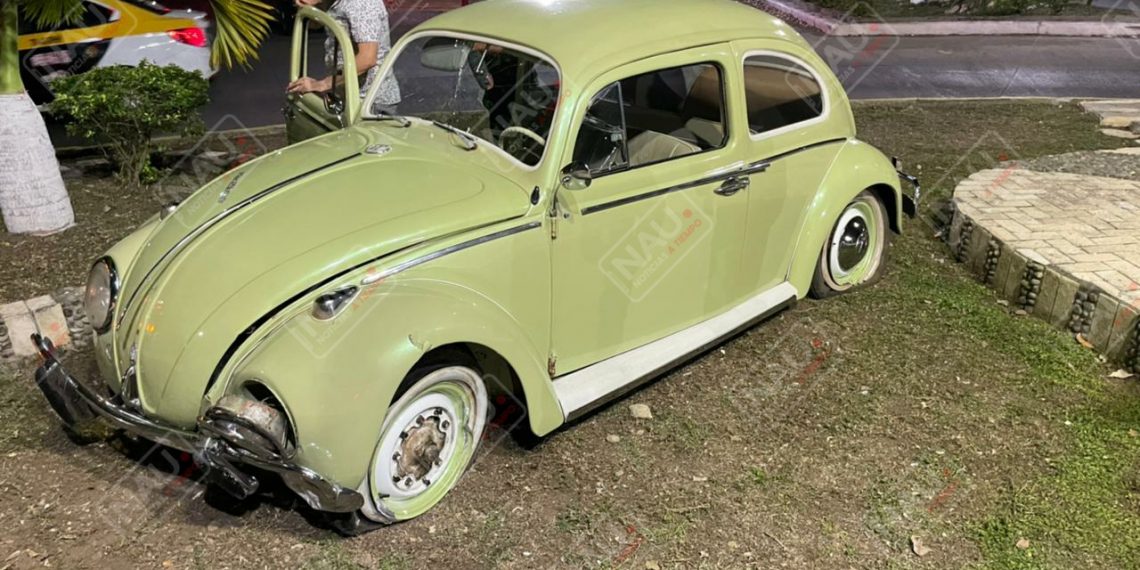 Escarabajo se montó en el Obelisco de la Armada de México