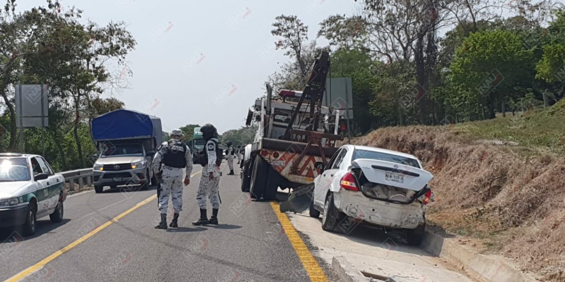 Conductor pierde el control y se estrella contra muro de metal de la carretera