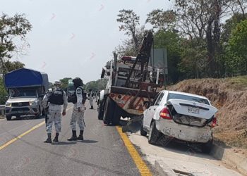 Conductor pierde el control y se estrella contra muro de metal de la carretera