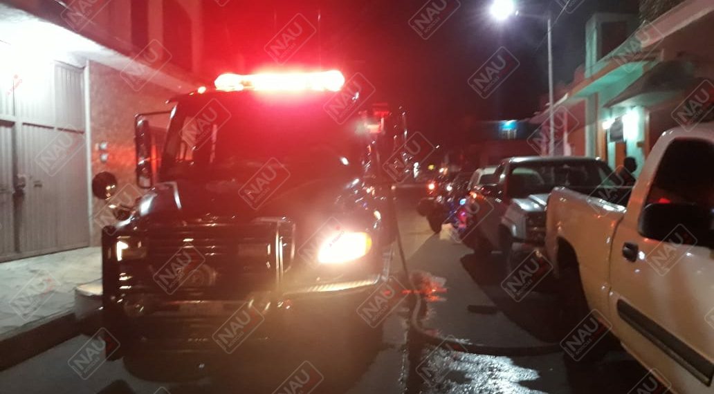 Bomberos controlan incendio en el interior de un bar