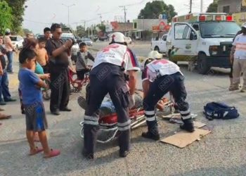 Entre la vida y la muerte se encuentra una persona atropellada en el bulevar Akishino