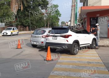 Chocan dos vehículo en el semáforo