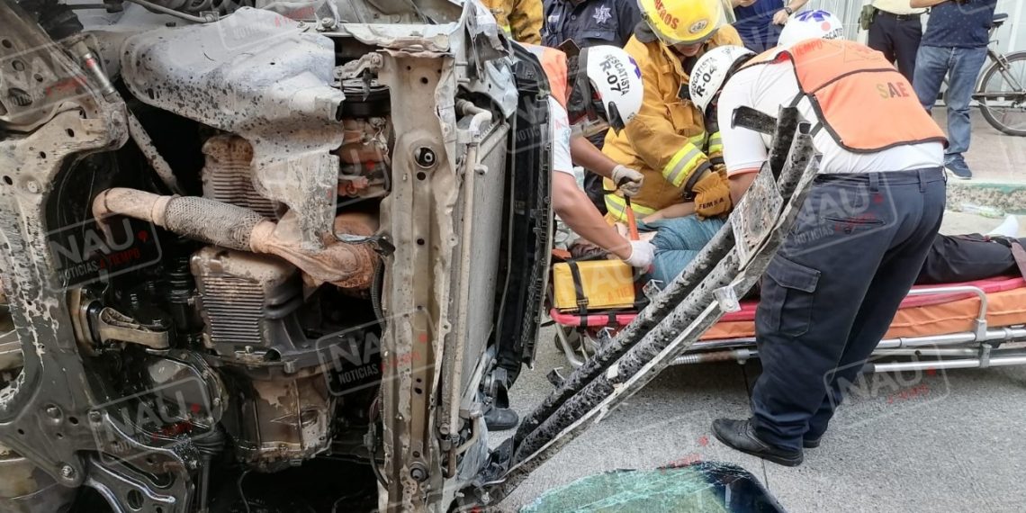 Vuelca carro conducido por ebrio sujeto