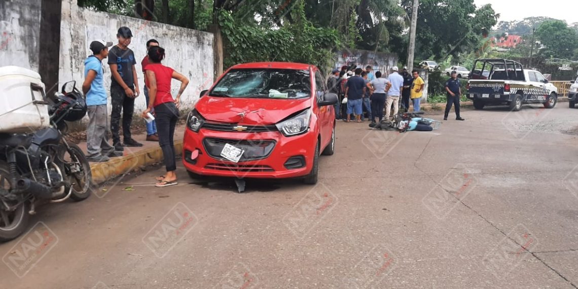 Dos lesionados leves al chocar motocicleta vs automóvil