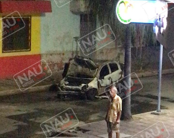 Vehículo Aveo se incendio tras chocar contra otro vehículo