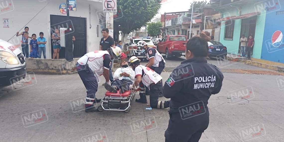 Atiende Cruz Roja Mexicana a empleado de SEPOMEX que se desmayó cuando conducía una Motocicleta