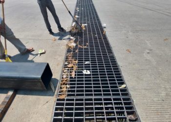 CONTINÚAN LIMPIEZA DE REJILLAS PLUVIALES EN CALLES DE TAPACHULA