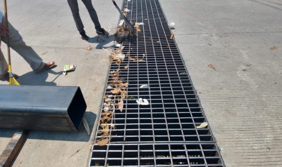 CONTINÚAN LIMPIEZA DE REJILLAS PLUVIALES EN CALLES DE TAPACHULA
