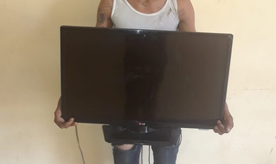 POLICÍAS MUNICIPALES DETIENEN A SUJETO POR ROBO A CASA HABITACIÓN