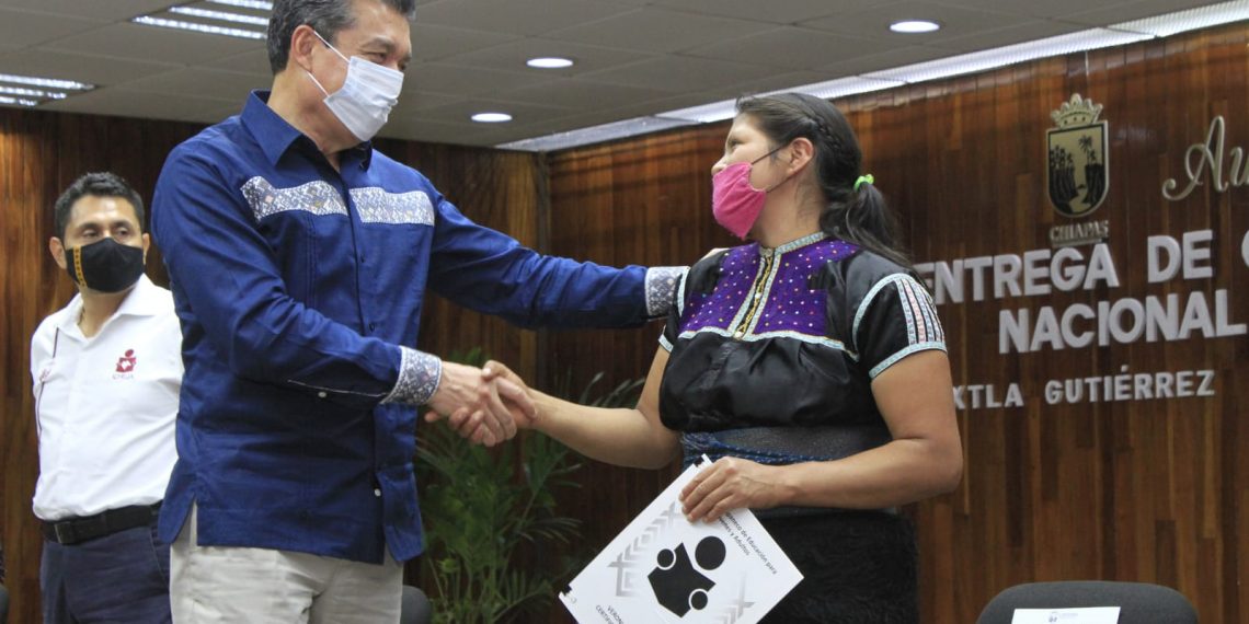 Jóvenes y adultos de Chiapas reciben certificados de primaria y secundaria