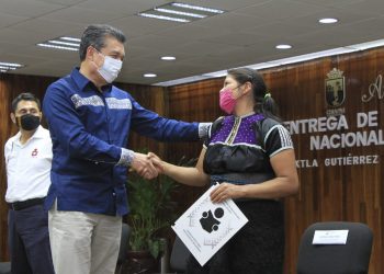 Jóvenes y adultos de Chiapas reciben certificados de primaria y secundaria