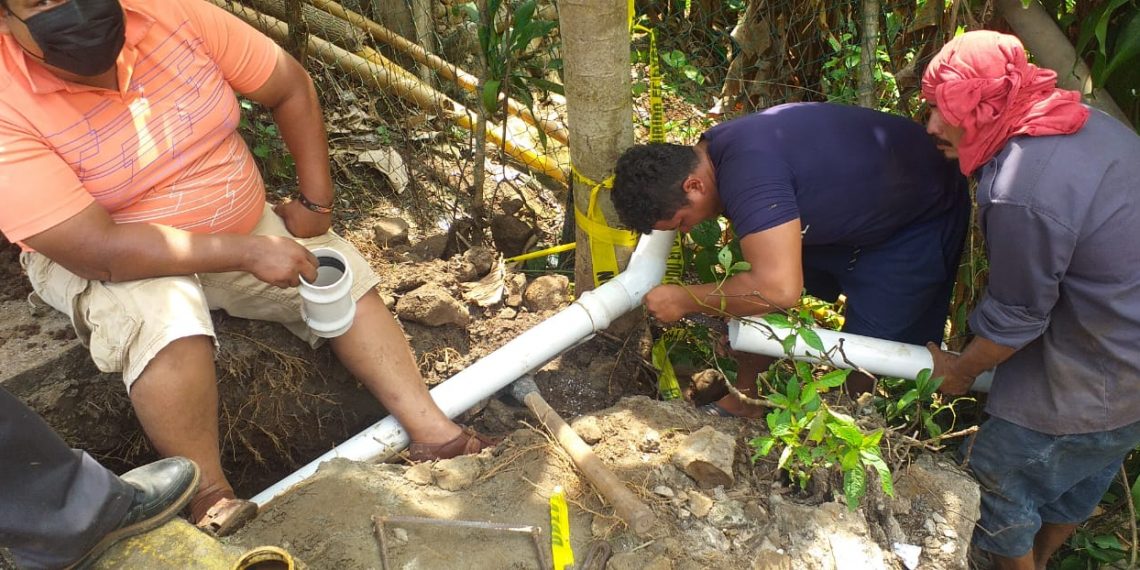 AGILIZAN REPARACIÓN DE LÍNEA DE CONDUCCIÓN DE AGUA POTABLE EN TAPACHULA