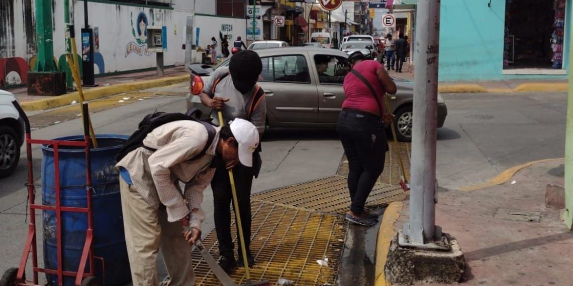 REALIZAN LIMPIEZA DE REJILLAS PLUVIALES EN TAPACHULA