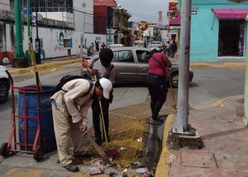 REALIZAN LIMPIEZA DE REJILLAS PLUVIALES EN TAPACHULA