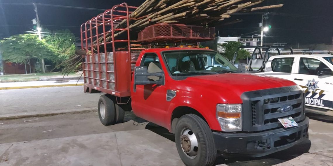 ASEGURAN CARGA DE MANGLE EN VEHÍCULO ABANDONADO EN PLAYA LINDA