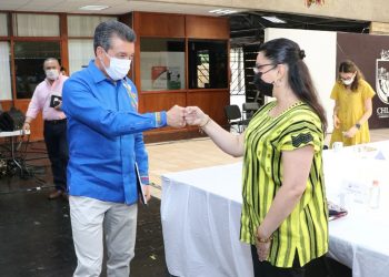 Reconocen a escuelas que regresan a clases presenciales bajo consenso de madres, padres y docentes