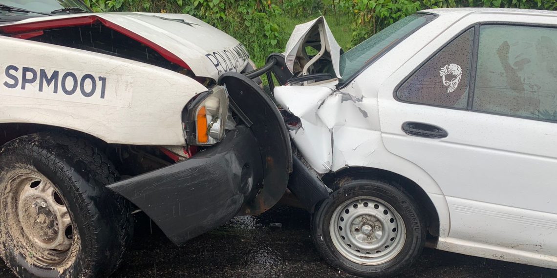 Patrulla de SPM de Unión Juárez choca contra automóvil