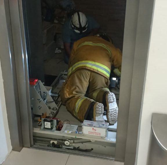 RESCATA PC A CUATRO PERSONAS ATRAPADAS EN UN ELEVADOR
