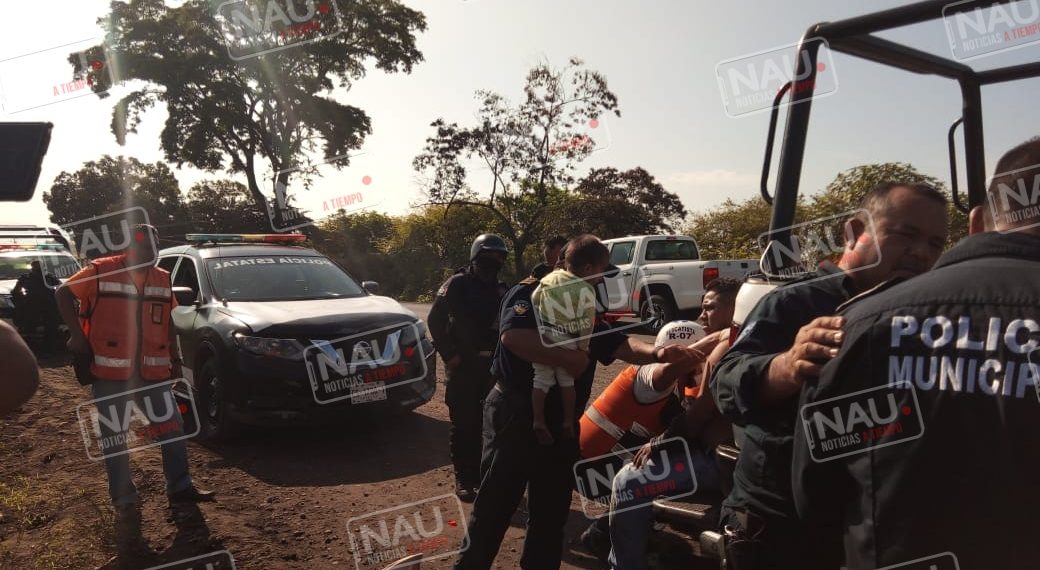 Dos menores y dos adultos lesionados en volcadura de camioneta