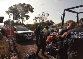 Dos menores y dos adultos lesionados en volcadura de camioneta
