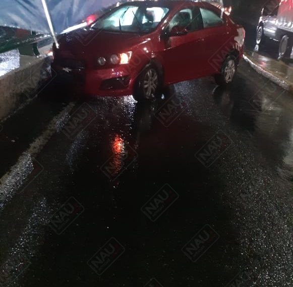 Abandonan vehículo tras chocar en el puente elevado del libramiento