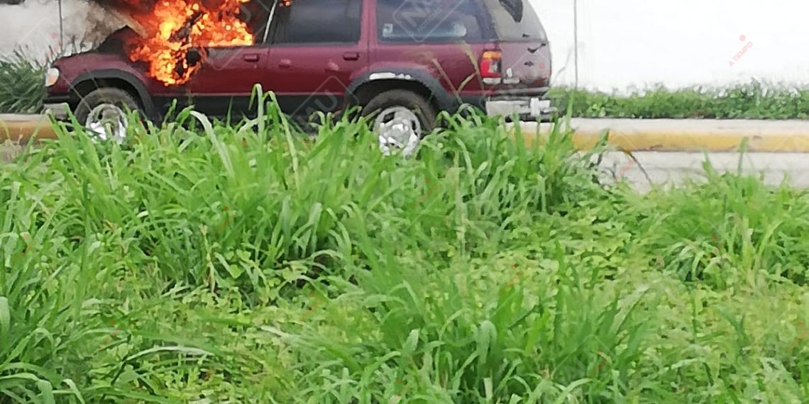 PC sofoca incendio de un vehículo